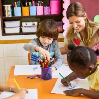 Kinder mit Erzieherin