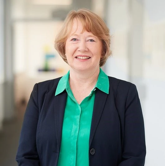 Frau Professorin Weßels, inwiefern  hat KI nach Ihrem Eindruck bereits Einzug in die  Klassenzimmer genommen bzw. wo und wie werden solche Anwendungen bereits von Lehrkräften  und Schülerschaft eingesetzt?