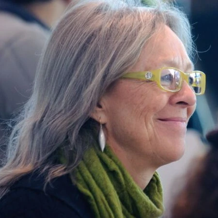 Unter „Bildung für nachhaltige Entwicklung“ wird meist eine Bildung verstanden, die Menschen zu zukunftsfähigem Denken und Handeln befähigt. Inwieweit können Beschäftigte in Kitas und Schulen dazu beitragen, dass Kinder und Jugendliche die Auswirkungen des eigenen Handelns auf die Welt verstehen und verantwortungsvolle, nachhaltige Entscheidungen treffen?