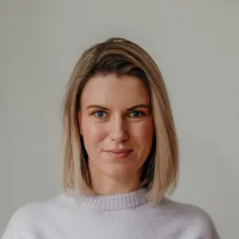 Schule heute: Saskia, unter dem Namen „liniert.kariert“ zeigst du in den sozialen Medien oft sehr alltagsnahe Situationen aus Schule und Familienleben. Gab es einen Moment im Schulalltag, bei dem dir besonders deutlich wurde: So wie Schule aktuell funktioniert, werden nicht alle Kinder wirklich mitgedacht?